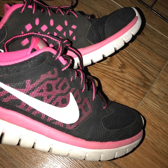 Nike pink running shoes - Picture 2 of 6
